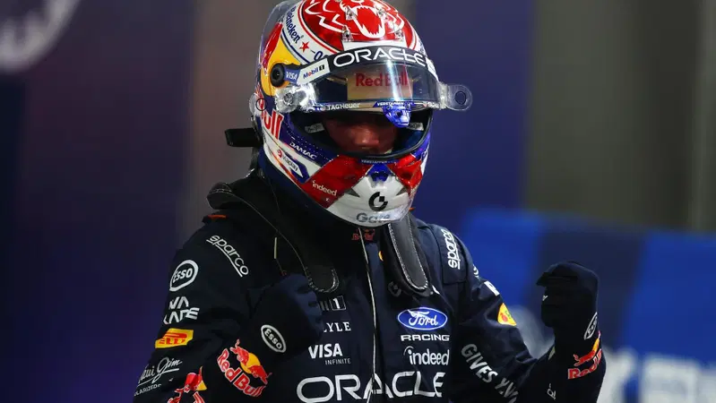 F1, Verstappen sfata il tabù Singapore! Pole da urlo a Marina Bay, ma Leclerc è a 54 millesimi. Hamilton 3° in qualifica