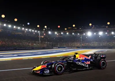 Tutto pronto a Marina Bay: Verstappen sogna in pole a Singapore, le Ferrari e Antonelli pronte all'assalto. Segui la gara LIVE