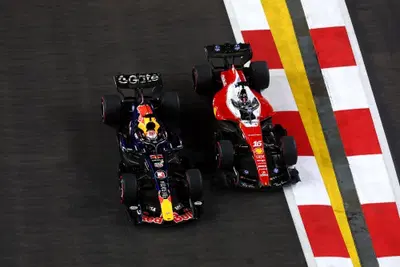 Verstappen finalmente fa sua Singapore, anche senza radio. Leclerc porta la Ferrari sul podio e Hamilton ammette l'errore. Antonelli soffre il caldo ma ad Austin si gioca la storia