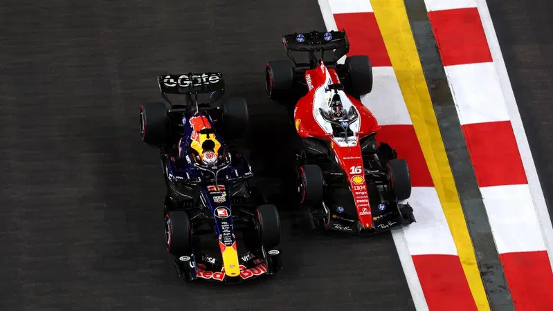 Verstappen finalmente fa sua Singapore, anche senza radio. Leclerc porta la Ferrari sul podio e Hamilton ammette l'errore. Antonelli soffre il caldo ma ad Austin si gioca la storia
