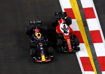 Verstappen finalmente fa sua Singapore, anche senza radio. Leclerc porta la Ferrari sul podio e Hamilton ammette l'errore. Antonelli soffre il caldo ma ad Austin si gioca la storia