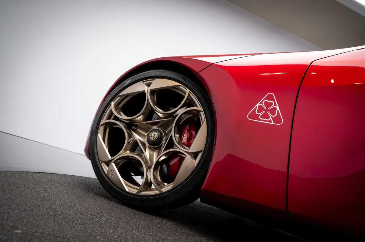 Alfa Romeo Cuorerosso: 4,70 metri di muscoli e futuro. Per ricordare al mondo cosa vuol dire Alfa (2)