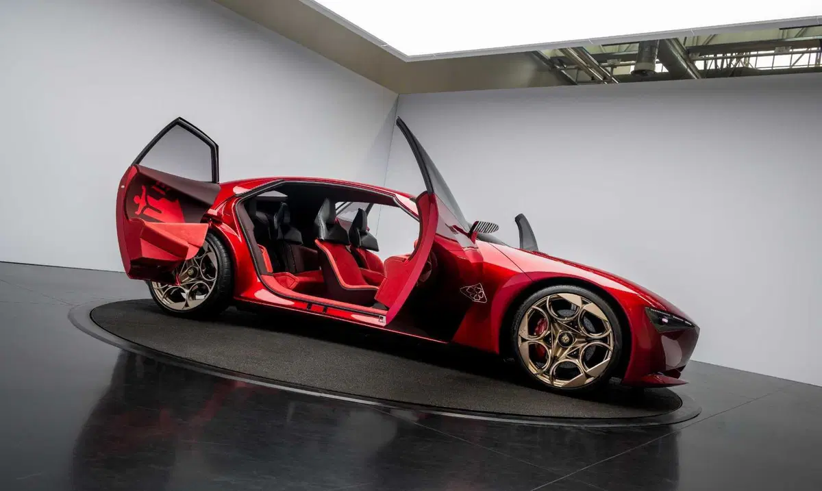 Alfa Romeo Cuorerosso: 4,70 metri di muscoli e futuro. Per ricordare al mondo cosa vuol dire Alfa (9)