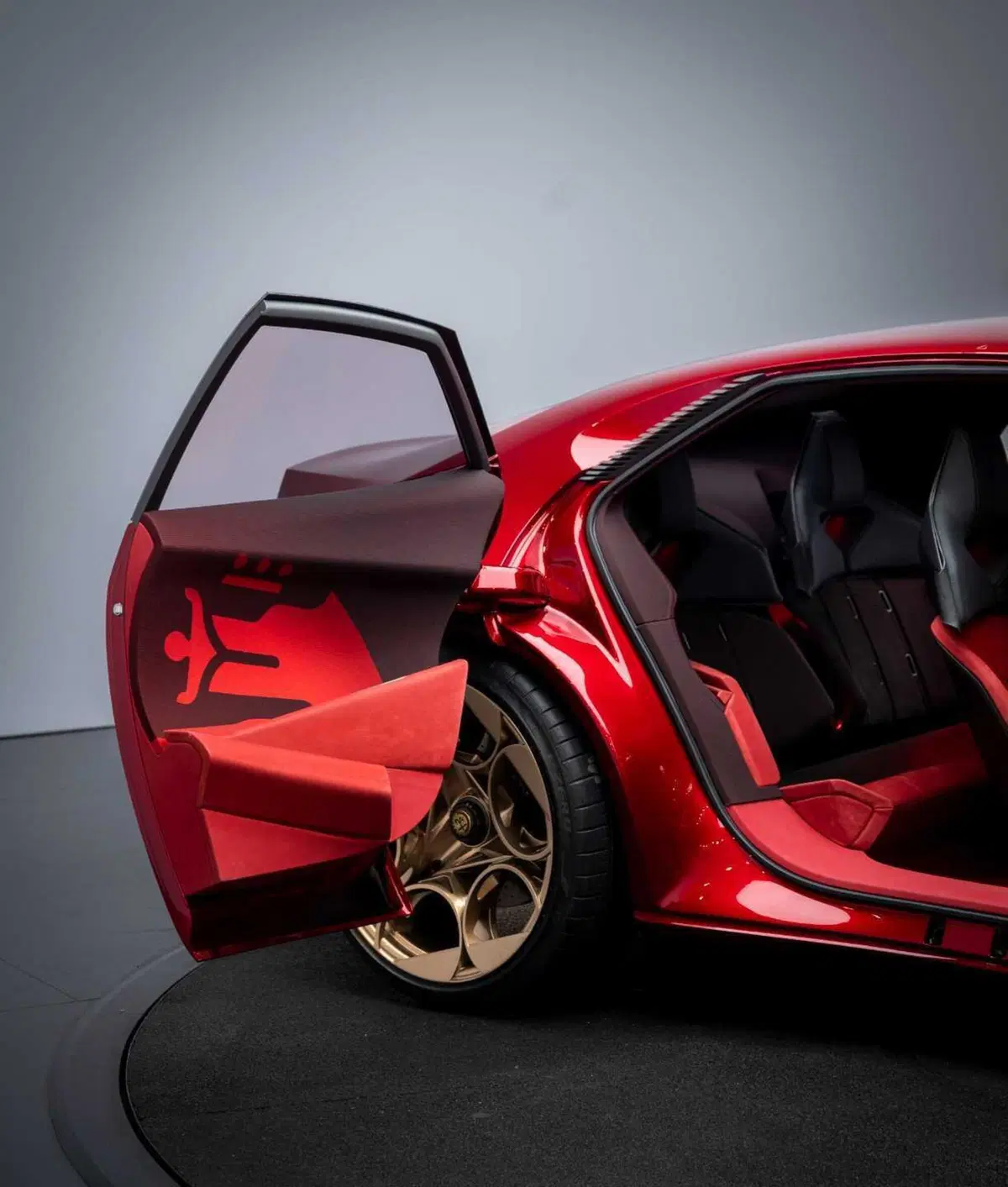 Alfa Romeo Cuorerosso: 4,70 metri di muscoli e futuro. Per ricordare al mondo cosa vuol dire Alfa (11)