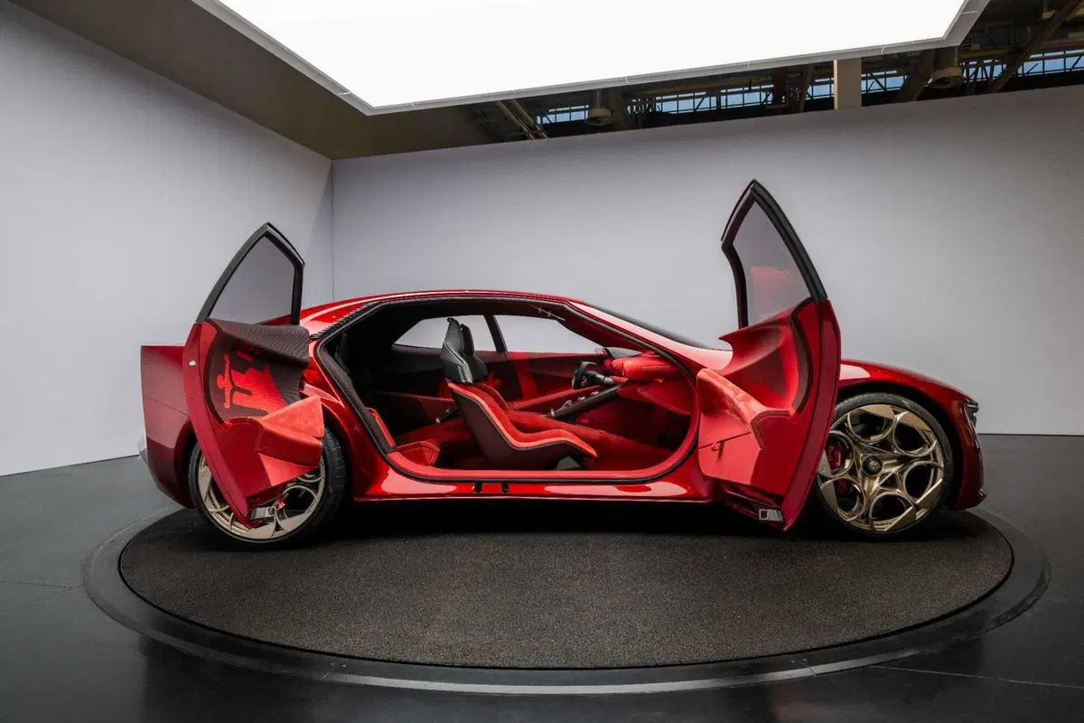 Alfa Romeo Cuorerosso: 4,70 metri di muscoli e futuro. Per ricordare al mondo cosa vuol dire Alfa (23)