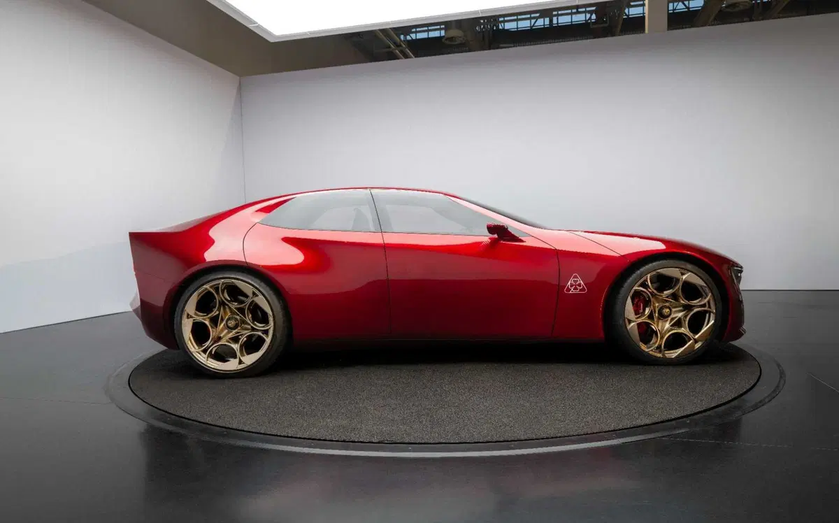 Alfa Romeo Cuorerosso: 4,70 metri di muscoli e futuro. Per ricordare al mondo cosa vuol dire Alfa (24)