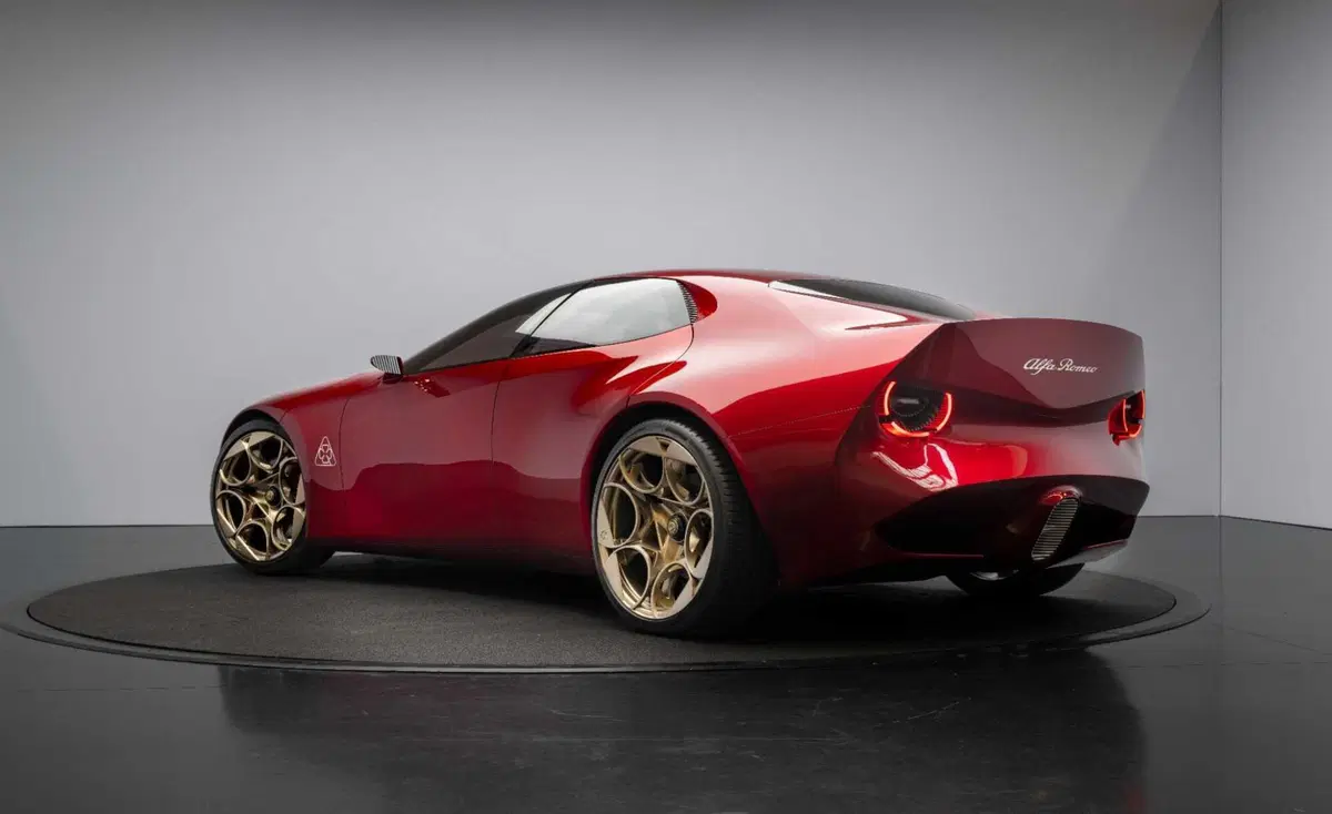 Alfa Romeo Cuorerosso: 4,70 metri di muscoli e futuro. Per ricordare al mondo cosa vuol dire Alfa (45)