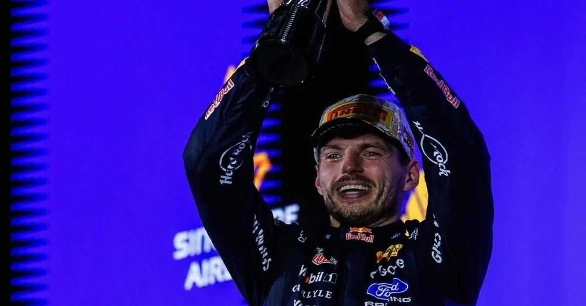 “Dovrò ordinare una spina dorsale nuova, diventerò RoboCop”: il ruggito di Verstappen a Singapore tra problemi radio e il retroscena sul podio