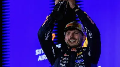 “Dovrò ordinare una spina dorsale nuova, diventerò RoboCop”: il ruggito di Verstappen a Singapore tra problemi radio e il retroscena sul podio
