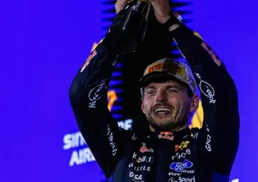 “Dovrò ordinare una spina dorsale nuova, diventerò RoboCop”: il ruggito di Verstappen a Singapore tra problemi radio e il retroscena sul podio