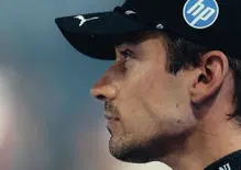 “Vi spiego il mio errore con Max e cosa serve alla Ferrari”: Leclerc sul podio a Singapore ma frena gli entusiasmi