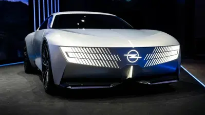 Opel STX Concept: la station wagon del futuro debutta a Parigi tra aerodinamica attiva e design emozionale
