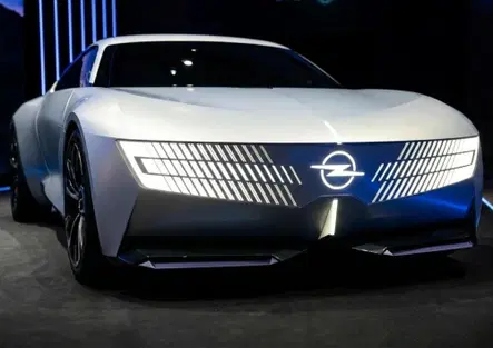 Opel STX Concept: la station wagon del futuro debutta a Parigi tra aerodinamica attiva e design emozionale