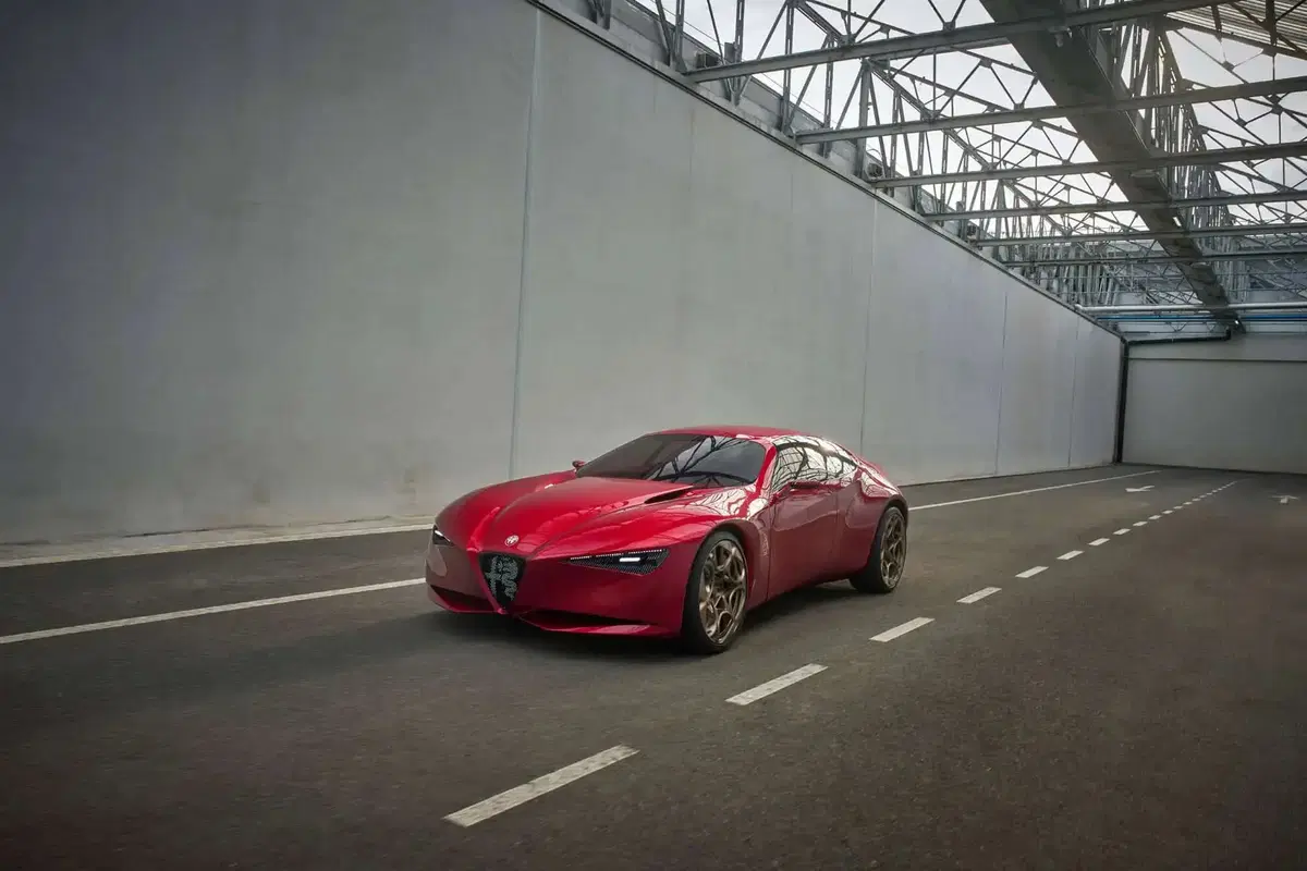 Cuorerosso, il CEO di Alfa Romeo e Maserati svela il futuro del Biscione: “Motori termici, ibridi e