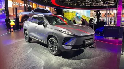 Nuova Omoda 5, il restyling cambia quasi tutto: cresce a 4,54 metri e resta full hybrid da 224 CV