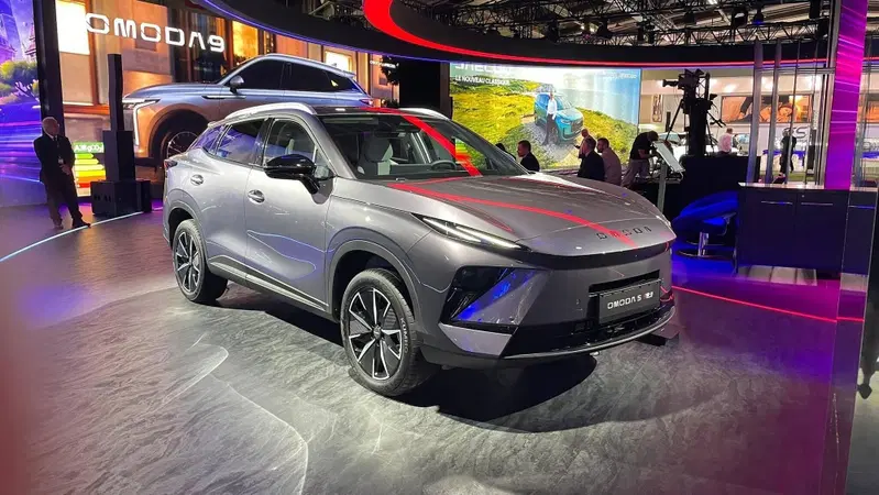 Nuova Omoda 5, il restyling cambia quasi tutto: cresce a 4,54 metri e resta full hybrid da 224 CV