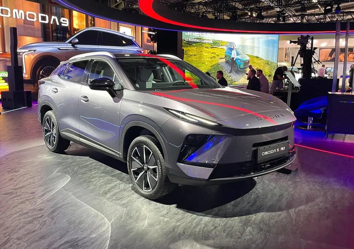 Omoda 5 unveils updated design and 4.54-meter body in Paris