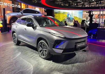 Nuova Omoda 5, il restyling cambia quasi tutto: cresce a 4,54 metri e resta full hybrid da 224 CV