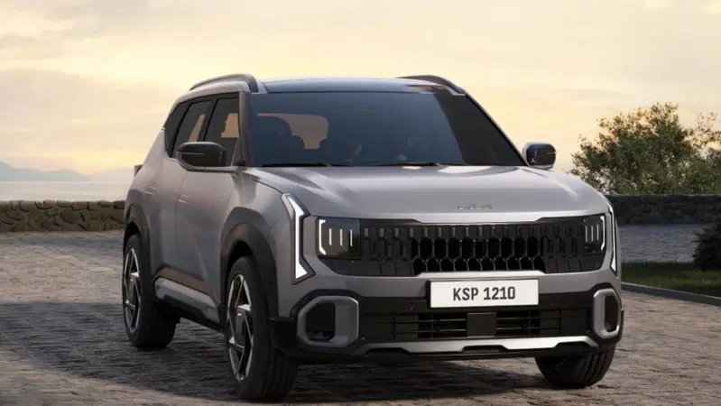 Kia Seltos Full-Hybrid debutta a Parigi: e-AWD e prezzo da 35.000 euro, in Italia a novembre