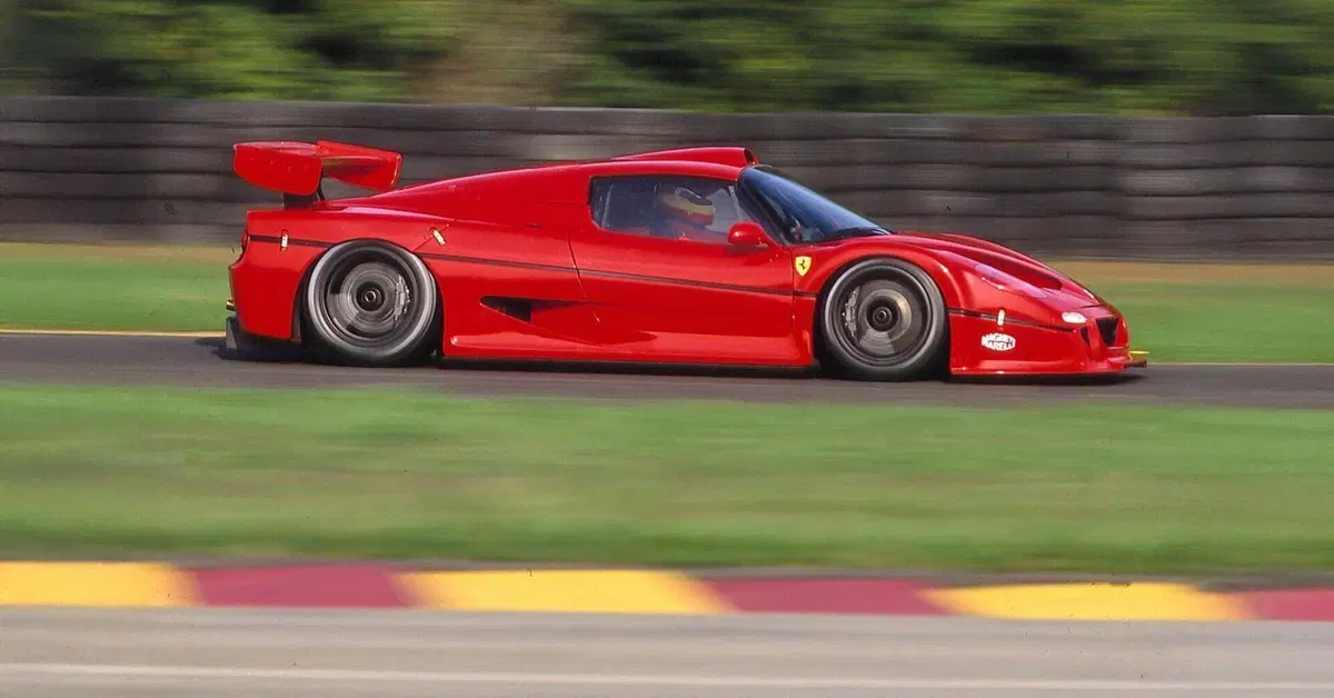 Più veloce di un prototipo e più rara di una hypercar. Ferrari F50 GT: l'arma letale di Maranello che non scese mai in pista compie 30 anni