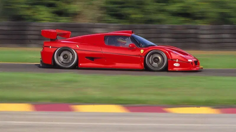 Più veloce di un prototipo e più rara di una hypercar. Ferrari F50 GT: l'arma letale di Maranello che non scese mai in pista compie 30 anni