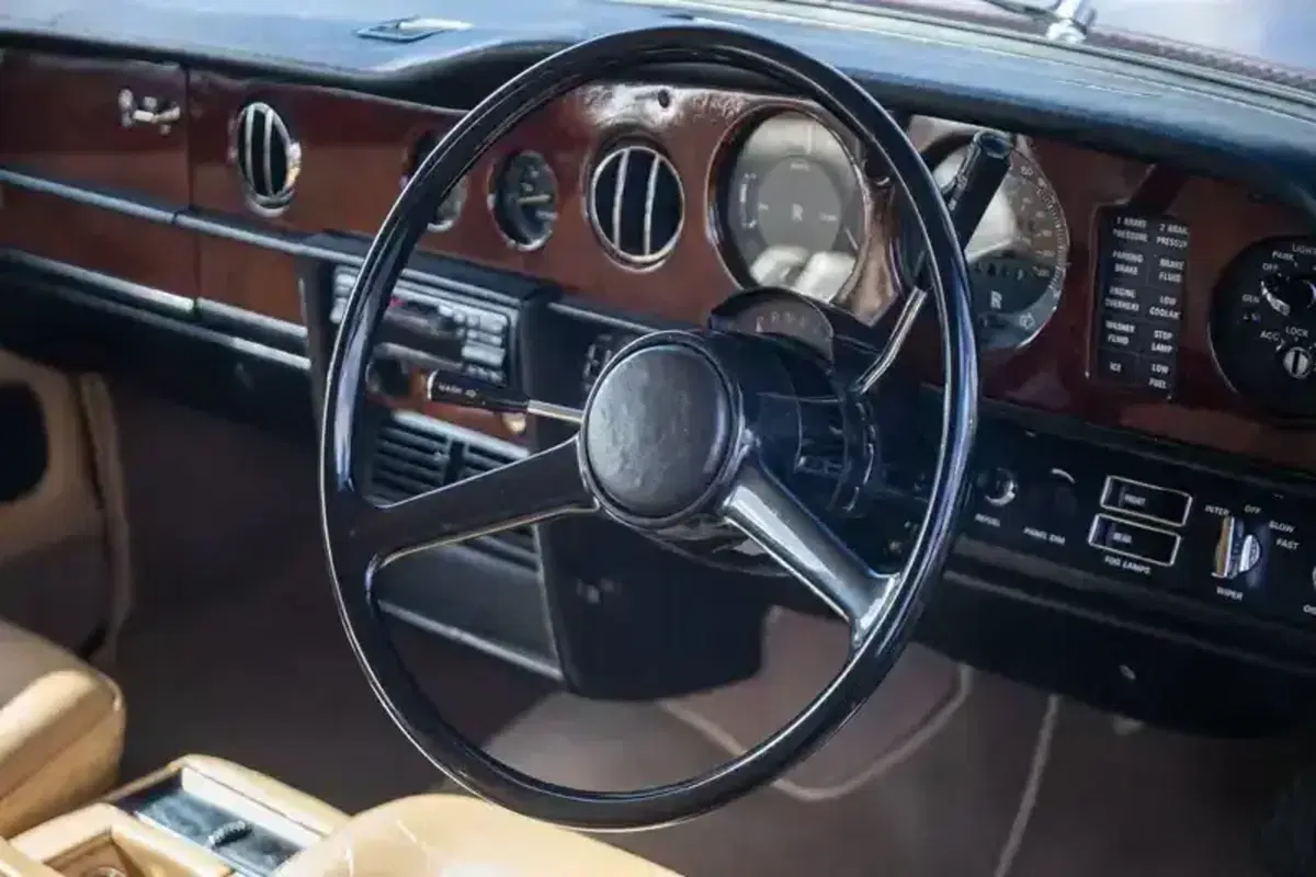La Rolls-Royce di Noel Gallagher va all’asta: quanto costa l’auto simbolo degli Oasis (5)
