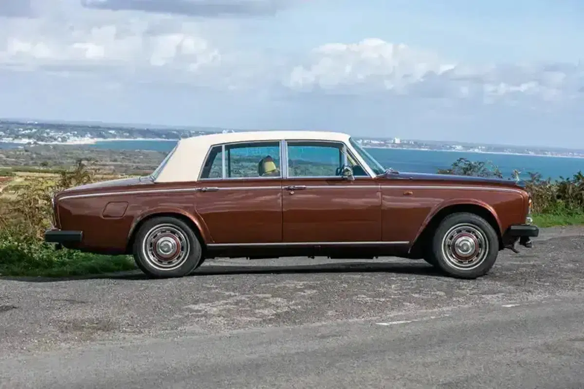 La Rolls-Royce di Noel Gallagher va all’asta: quanto costa l’auto simbolo degli Oasis (9)