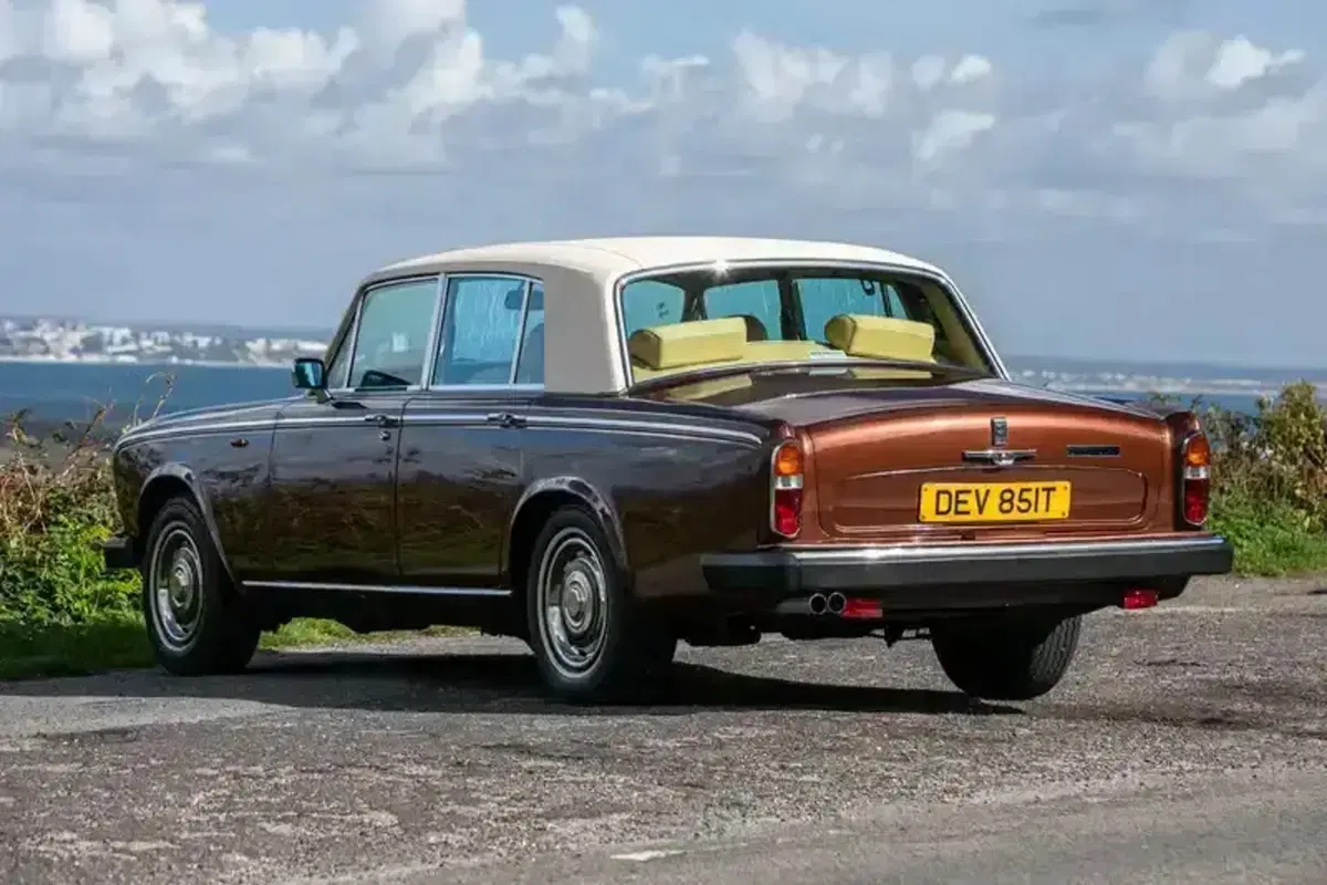 La Rolls-Royce di Noel Gallagher va all’asta: quanto costa l’auto simbolo degli Oasis (10)