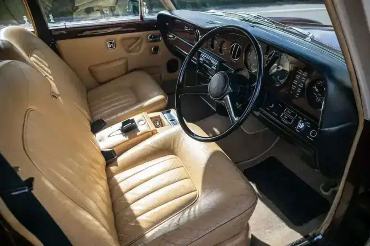 La Rolls-Royce di Noel Gallagher va all’asta: quanto costa l’auto simbolo degli Oasis (12)