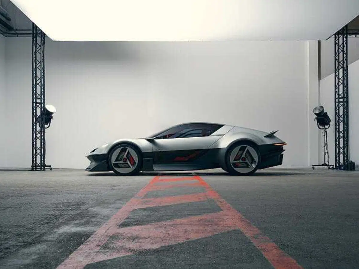 Alpine A310 Vision: sembra arrivare dagli anni ’70, ma racconta il futuro delle sportive elettriche (18)
