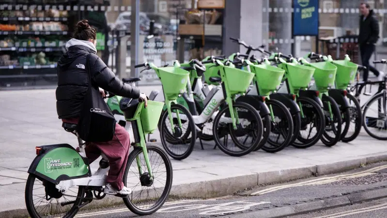 Bici elettriche, ora arriva il “velox” anche per loro: multe fino a 15mila euro per chi bara