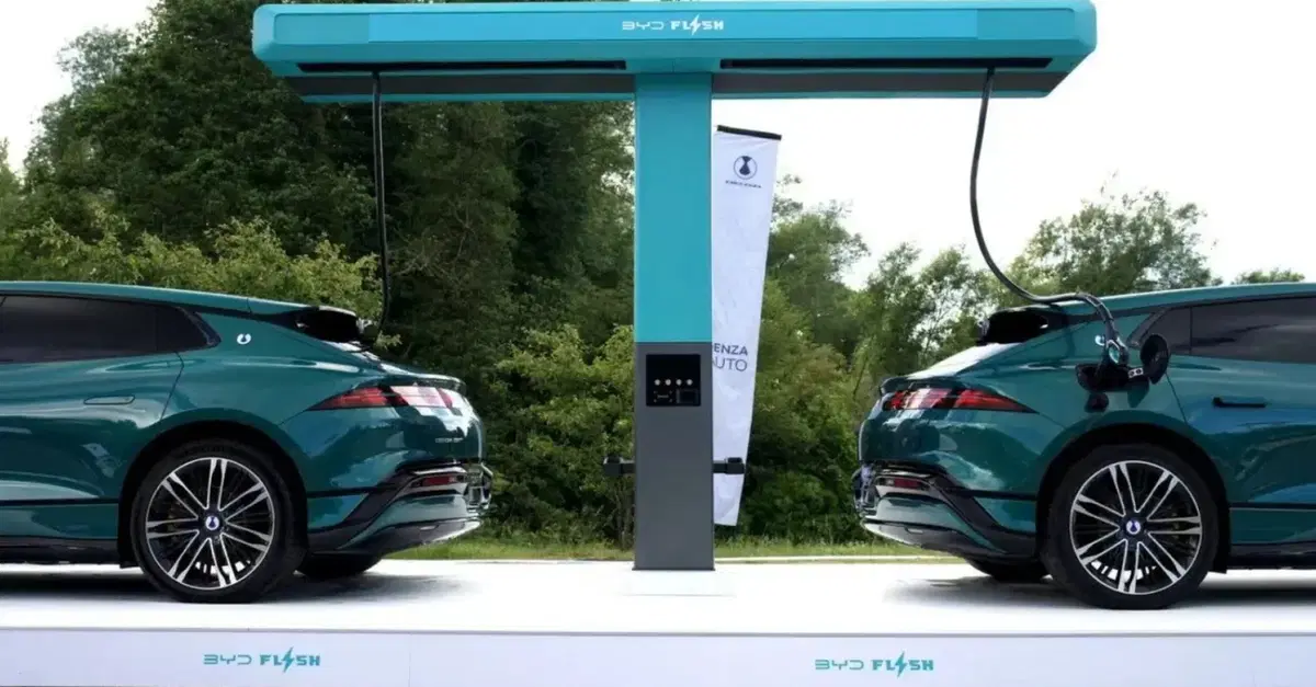 BYD, ricarica ultra-rapida in Europa: 100 Flash Charger entro fine 2026 e 3.000 nel 2027