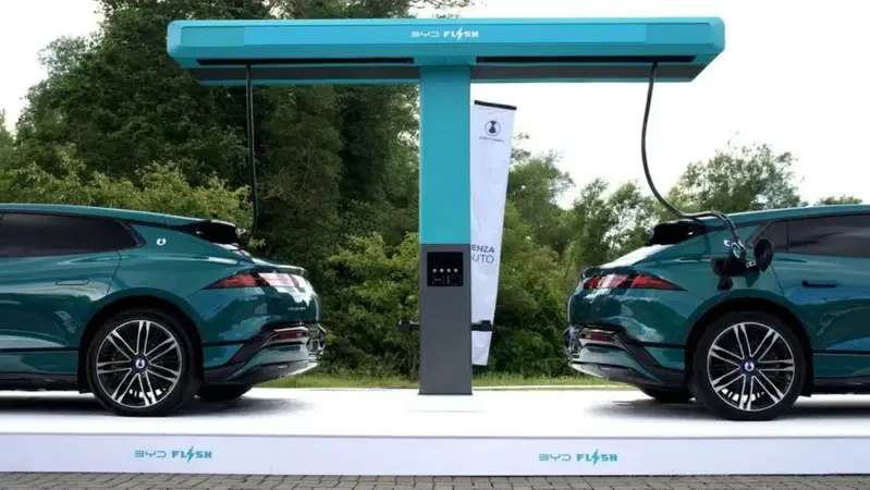 BYD, ricarica ultra-rapida in Europa: 100 Flash Charger entro fine 2026 e 3.000 nel 2027