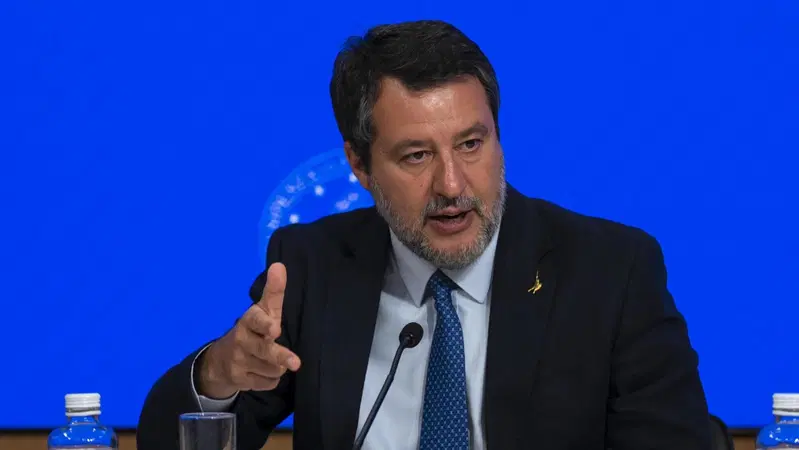 Nuovo Codice della Strada 2026: multe per velocità al chilometro, patente fino a 65 anni e addio ai documenti cartacei