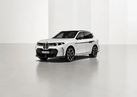 Nuova BMW X5 e iX5, il SUV cambia volto con gli accessori M Performance: cerchi da 23 e fibra di carbonio
