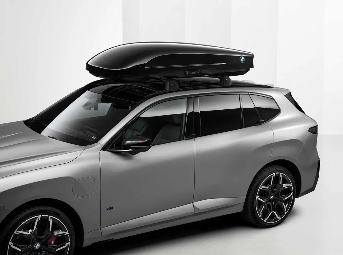 Nuova BMW X5 e iX5, il SUV cambia volto con gli accessori M Performance: cerchi da 23" e fibra di carbonio (13)