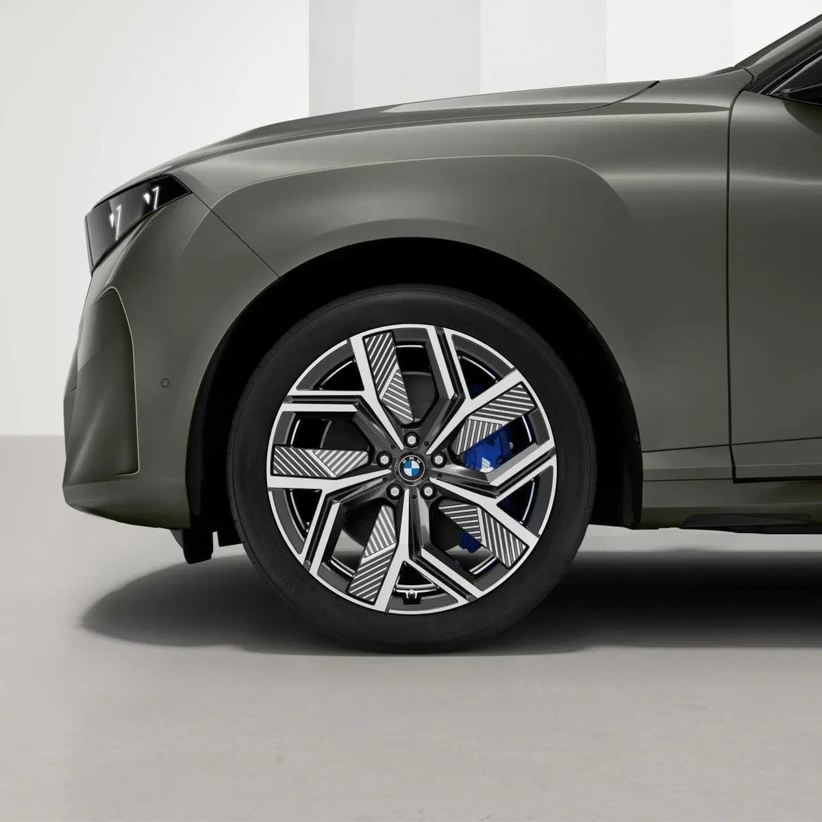 Nuova BMW X5 e iX5, il SUV cambia volto con gli accessori M Performance: cerchi da 23" e fibra di carbonio (15)