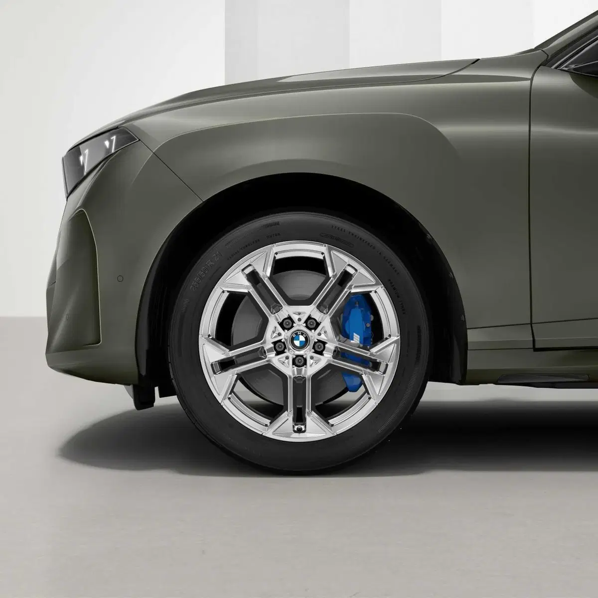 Nuova BMW X5 e iX5, il SUV cambia volto con gli accessori M Performance: cerchi da 23" e fibra di carbonio (16)