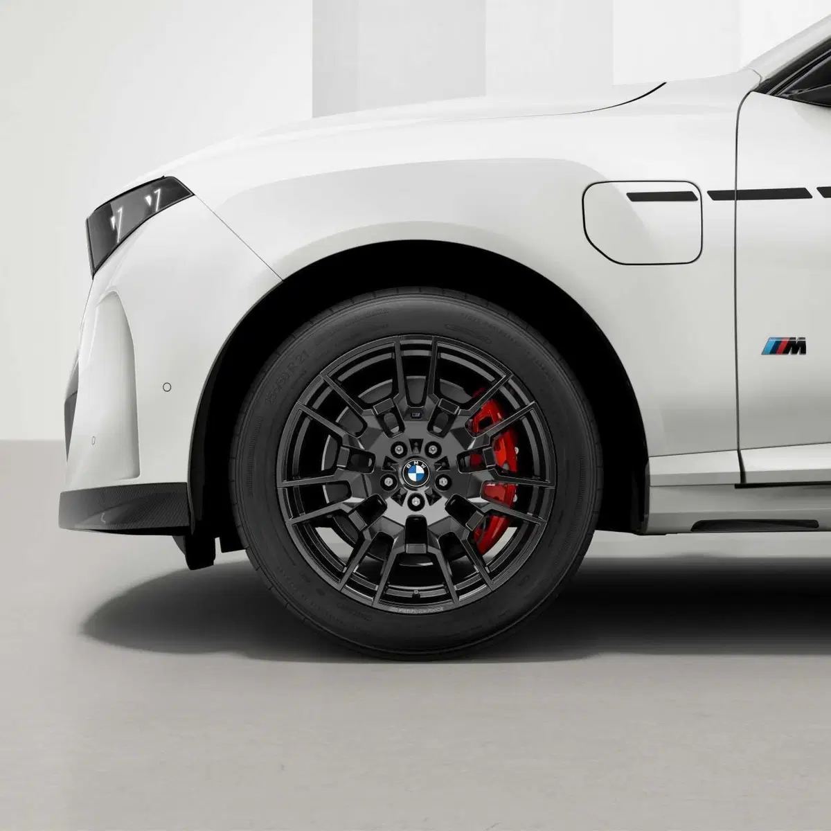 Nuova BMW X5 e iX5, il SUV cambia volto con gli accessori M Performance: cerchi da 23" e fibra di carbonio (17)