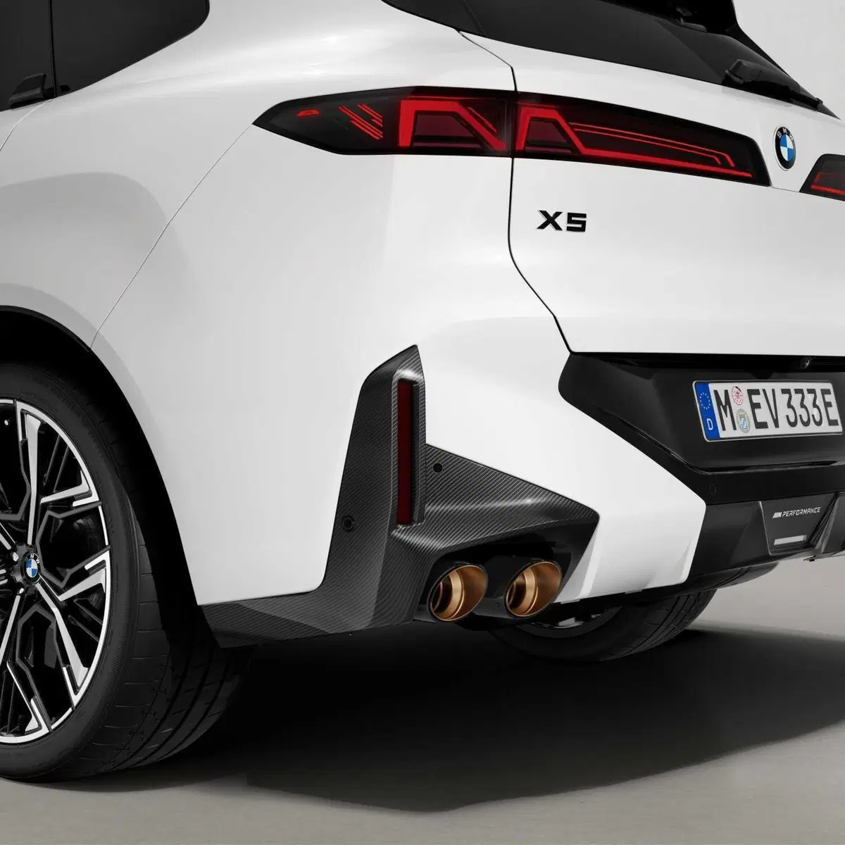 Nuova BMW X5 e iX5, il SUV cambia volto con gli accessori M Performance: cerchi da 23" e fibra di carbonio (20)