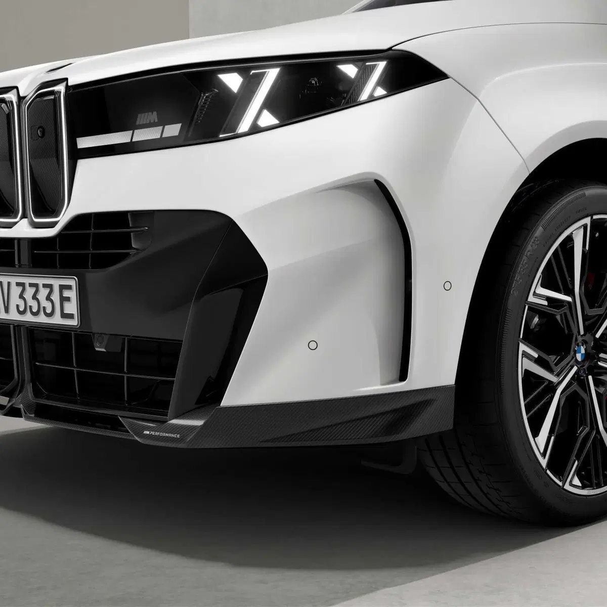 Nuova BMW X5 e iX5, il SUV cambia volto con gli accessori M Performance: cerchi da 23" e fibra di carbonio (23)