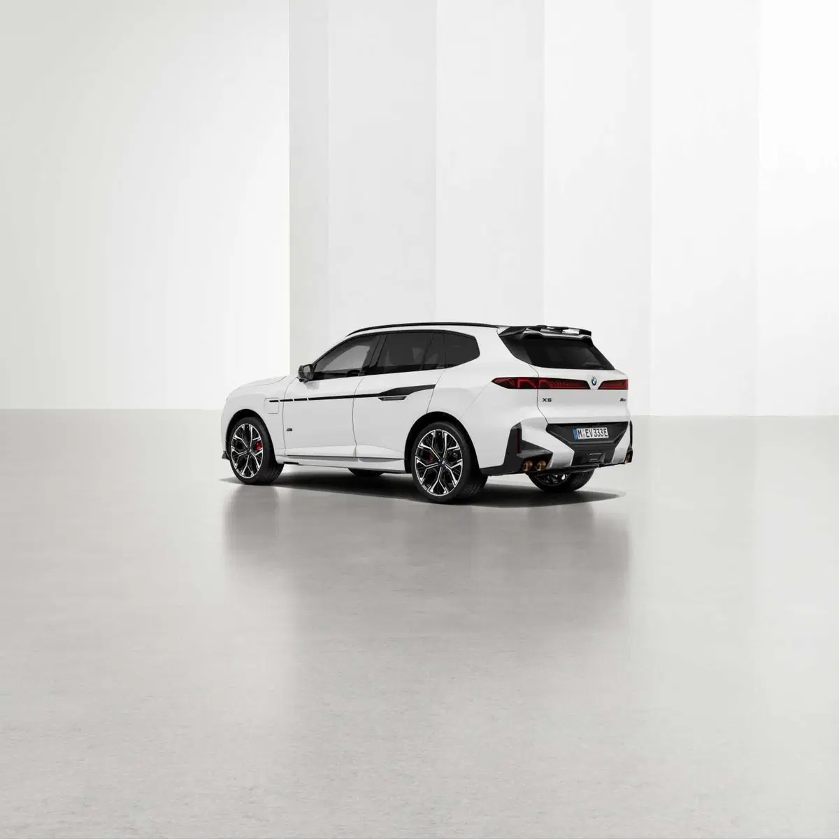 Nuova BMW X5 e iX5, il SUV cambia volto con gli accessori M Performance: cerchi da 23" e fibra di carbonio (26)