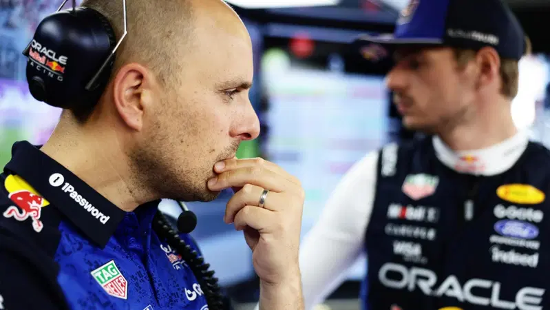 Il podio di Singapore e l'addio 'forzato' a Verstappen: perché Lambiase cede le cuffie e chi prenderà il suo posto