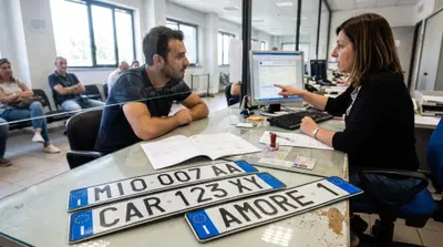 Targhe personalizzate, arriva la novità del nuovo Codice della Strada: come funzionano e cosa cambia per gli automobilisti