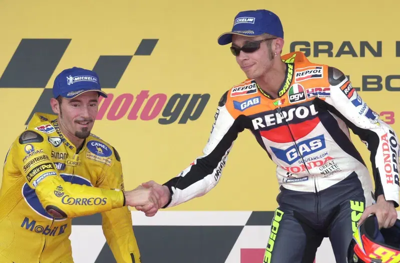 Max Biaggi con Valentino Rossi l'11 maggio 2003 sul podio del Gran Premio di Spagna di MotoGP a Jerez