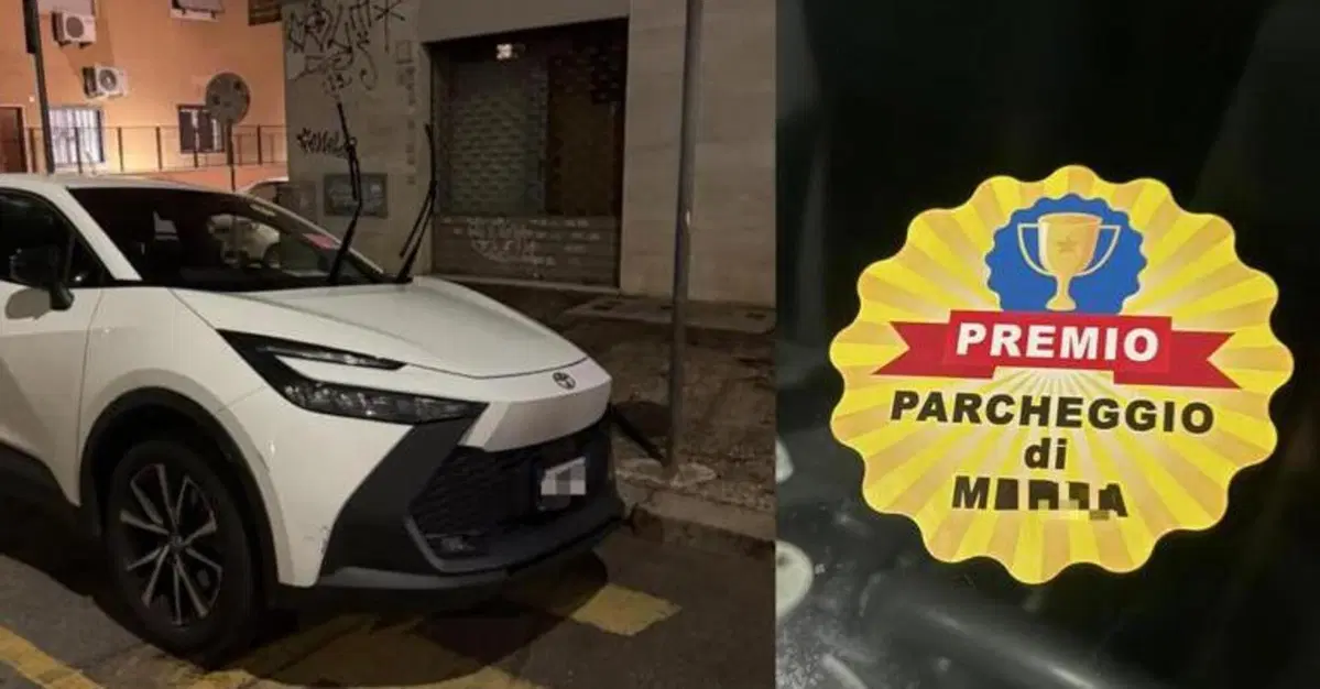 «Premio parcheggio di me**a», l’adesivo contro chi parcheggia nel posto dei disabili a Roma