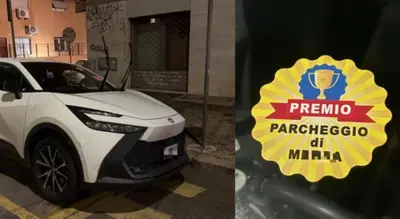 «Premio parcheggio di me**a», l’adesivo contro chi parcheggia nel posto dei disabili a Roma