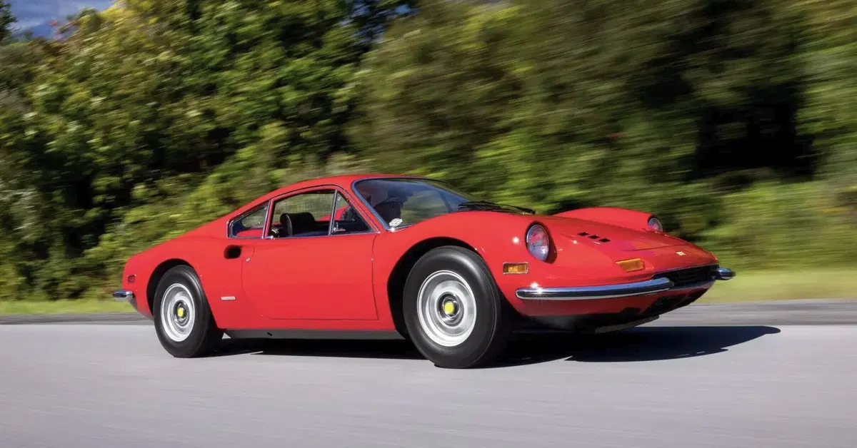 Ford, Jim Farley perde una Ferrari Dino all’asta: rilancio da 365.000 dollari, ma l’affare sfuma