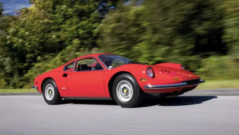 Ford, Jim Farley perde una Ferrari Dino all’asta: rilancio da 365.000 dollari, ma l’affare sfuma