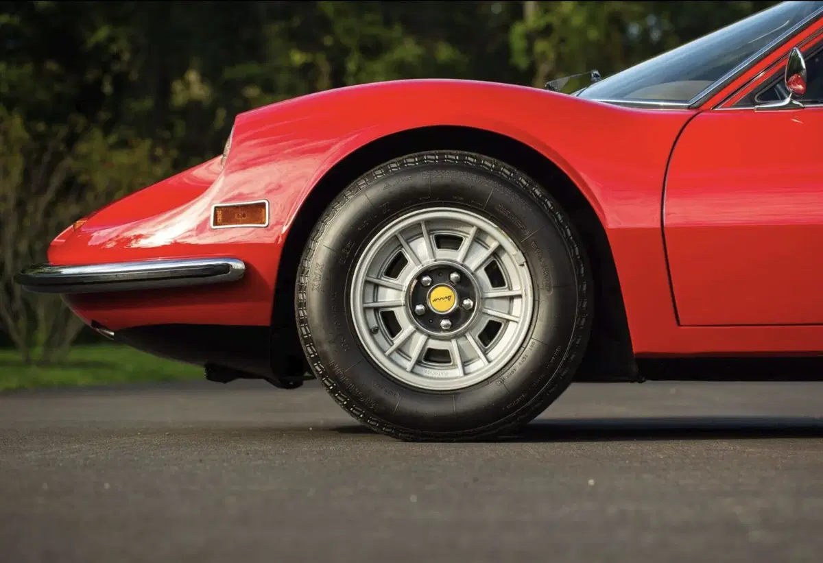 Ford, Jim Farley perde una Ferrari Dino all’asta: rilancio da 365.000 dollari, ma l’affare sfuma (6)